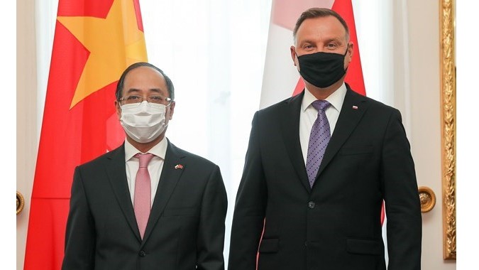 L’ambassadeur du Vietnam en Pologne Nguyên Hung (gauche) et le président polonais Andrzej Duda. Photo : prezydent.pl