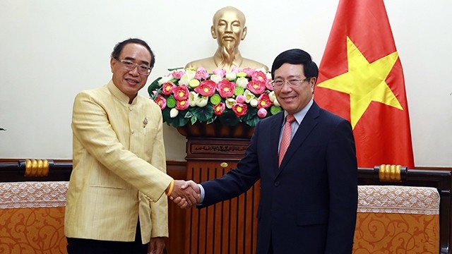 Le vice-premier ministre et ministre vietnamien des Affaires étrangères, Pham Binh Minh (à droite), et l’ambassadeur thaïlandais au Vietnam, Thani Sangrat. Photo: VGP