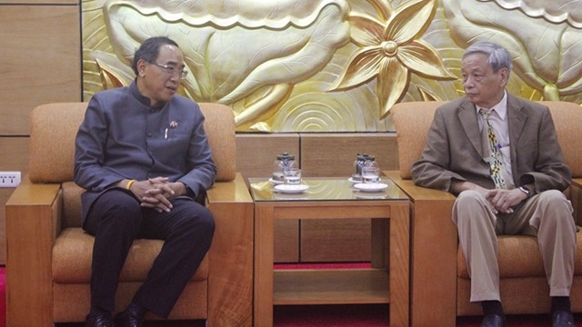 Le président de l’Association d’amitié Vietnam-Thaïlande, Ta Quang Ngoc (à droite), et l’ambassadeur thaïlandais au Vietnam,Tanee Sangrat. Photo: thoidai.com.vn