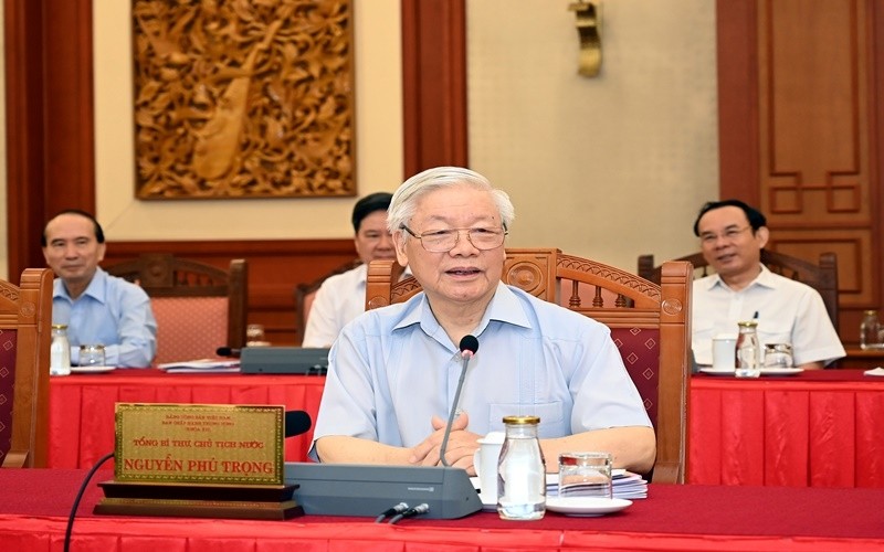 Le Secrétaire général du Parti communiste du Vietnam et Président vietnamien, Nguyên Phu Trong travaille avec la Permanence du Comité du Parti de Hanoï. Photo : NDEL.