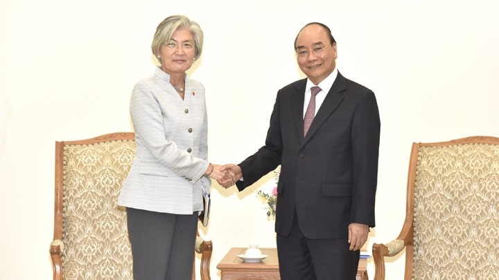 Le Premier ministre, Nguyên Xuân Phuc, et la ministre sud-coréenne des Affaires étrangères, Kang Kyung-wha. Photo : Trân Hai/NDEL.