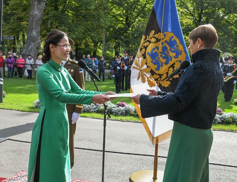 L’ambassadrice du Vietnam en Finlande et en Estonie, Dang Thi Hai Tam, présente ses lettres de créance au Président estonien Kersti Kaljulaid. Photo : Baoquocte.