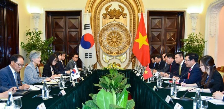 Entretien entre le Vice-Premier ministre et ministre des Affaires étrangères Pham Binh Minh et la ministre des Affaires étrangères de la République de Corée Kang Kyung-wha. Photo : BQT.