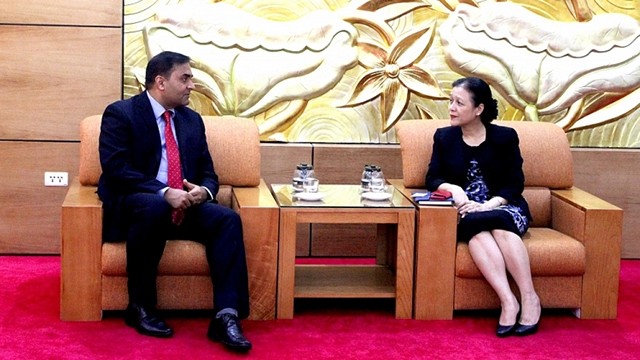 La présidente de l’Union des Associations d’amitié du Vietnam,  Nguyên Phuong Nga (à droite), et le chargé d’affaires pakistanais au Vietnam, Qamar Abbas Khokhar. Photo: thoidai.com.vn