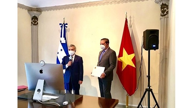 L’ambassadeur du Vietnam au Mexique et au Honduras, Nguyên Hoài Duong (à gauche) lors de son entretien en visioconférence avec le Président du Honduras. Photo : VNA.