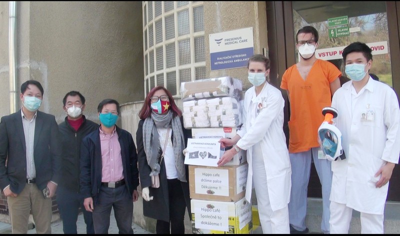La communauté vietnamienne à Pardubice offre des équipements de protection médicale à l’Hôpital de Motol. Photo : VNA.