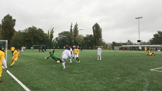 Des Vietnamiens ont participé à un tournoi de football annuel parrainé par le Sénat de la République tchèque. Photo : VNA
