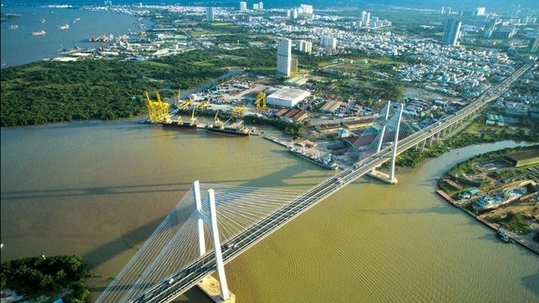 Le pont à haubans Phu My enjambant le fleuve Saigon reliant le 2e arrondissement au 7e arrondissement dans la mégapole du Sud. Photo : VNA