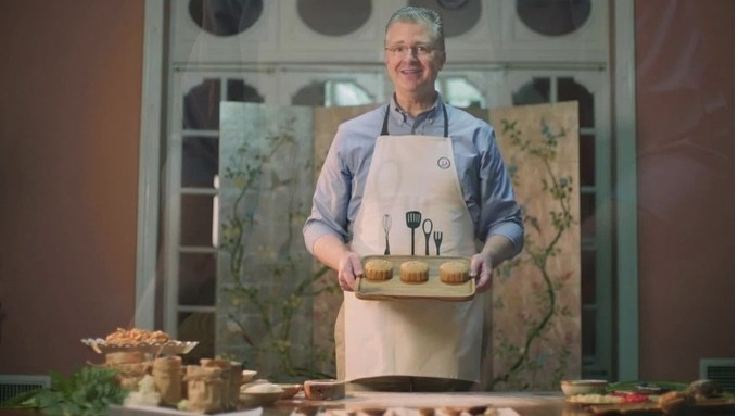 L’ambassadeur américain au Vietnam, Daniel Kritenbrink, fait des gâteaux de lune traditionnels du Vietnam. Photo : thoidai.com.vn