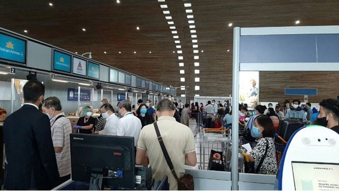 Les autorités vietnamiennes ont organisé plusieurs vols pour ramener chez eux les ressortissants vietnamiens bloqués à l’étranger à cause du COVID-19. Photo : VNA.