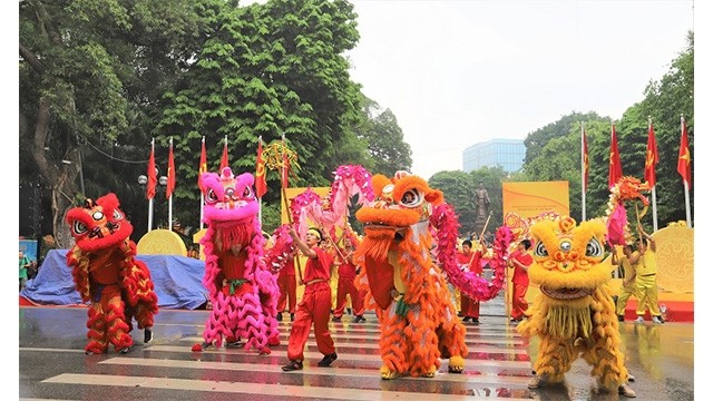 Le Festival « Danse du dragon » à l’espace du lac Hoàn Kiêm. Photo : http://kinhtedothi.vn