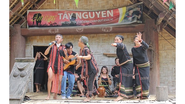 Une grande variété d’activités culturelles sur le thème de la « Mélodie de la forêt »  au village culturel et touristique du Vietnam. Photo: Village  culturel et touristique du Vietnam