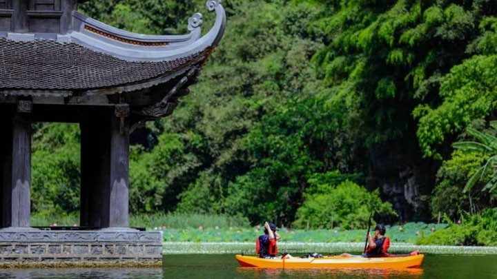 À partir du 17 août, les visiteurs peuvent faire du kayak autour du complexe d'écotourisme de Tràng An. 