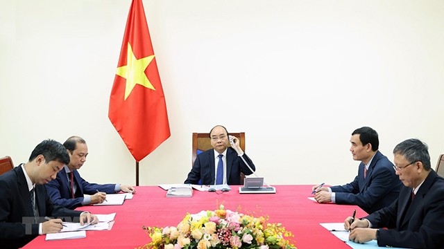 Le Premier ministre Nguyên Xuân Phuc lors de son entretien téléphonique avec son homologue japonais, Suga Yoshihide. Photo : VNA
