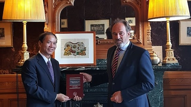 L’ambassadeur vietnamien Pham Viêt Anh (à gauche) et le  secrétaire général de la Cour permanente d’arbitrage, Hugo Siblesz. Photo: baoquocte.vn