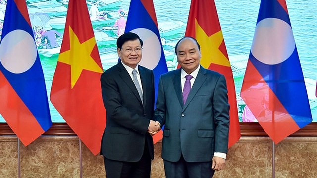 Le Premier ministre vietnamien Nguyên Xuân Phuc (à droite) et le Premier ministre laotien Thongloun Sisoulith lors de 42e session du Comité intergouvernemental de la coopération bilatérale Vietnam-Laos. Photo : baoquocte.vn