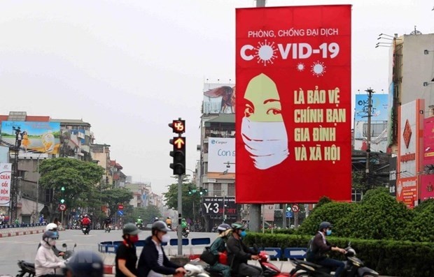 Un grand affiche sur la prévention de la propagation du nouveau coronavirus à Hanoi. Photo : VNA.