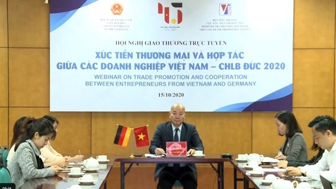 Le directeur du Département de la promotion commerciale du ministère vietnamien de l’Industrie et du Commerce, Vu Ba Phu, prend la parole lors du colloque. Photo : CPV.