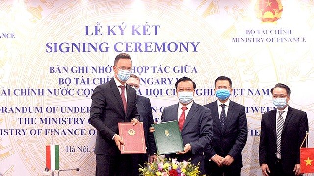 Cérémonie de signature du protocole d’accord sur la coopération financière entre le Vietnam et la Hongrie. Photo : VGP.