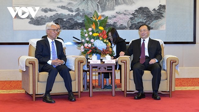 L’ambassadeur du Vietnam en Chine, Pham Sao Mai (à gauche), et le gouverneur du Jiangsu, Wu Zhenglong. Photo : VOV