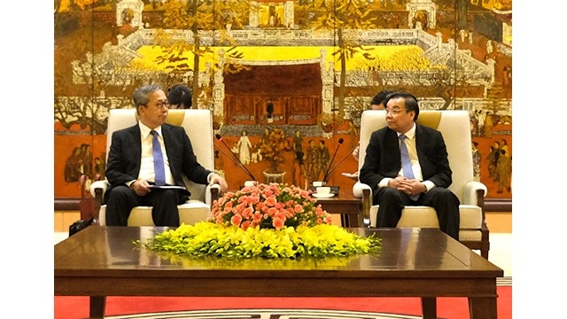 Le président du comité populaire municipal de Hanoï, Chu Ngoc Anh (à droite) et l'ambassadeur japonais au Vietnam, Yamada Takio. Photo : hanoimoi.com.vn
