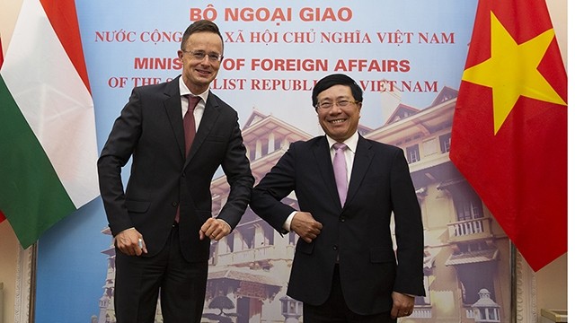 Le Vice-Premier ministre et ministre des Affaires étrangères Pham Binh Minh (à droite) et le ministre hongrois des Affaires étrangères et des Relations économiques extérieures, Péter Szijjártó. Photo : VGP.