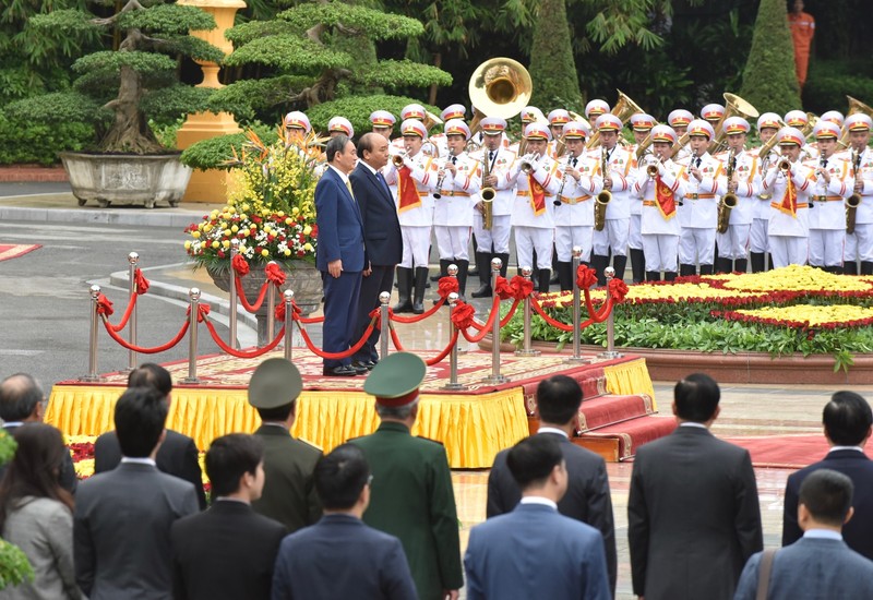 Le PM vietnamien Nguyên Xuân Phuc et son homologue japonais Suga Yoshihide sur le podium d’honneur à la cérémonie d’accueil.