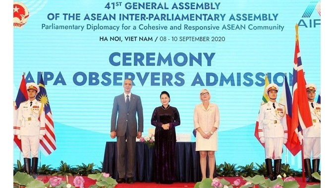 La Présidente de l’Assemblée nationale du Vietnam, Nguyên Thi Kim Ngân (centre). Photo : VNA.