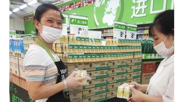 Des laits de soja NutiFood vietnamien sur les étagères d'un supermarché Walmart en Chine. Photo : VNA.