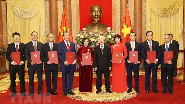 Le Secrétaire général et Président Nguyên Phu Trong remet ses décisions de nomination à neuf nouveaux ambassadeurs vietnamiens à l’étranger. Photo: VNA