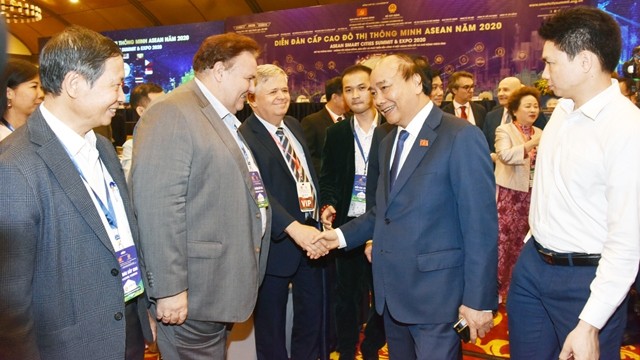 Le Premier ministre Nguyên Xuân Phuc (2e à droite) à la rencontre avec des délégués lors du Forum de haut niveau 2020 du réseau des villes intelligentes de l’ASEAN, le 22 octobre à Hanoi. Photo : Trân Hai/NDEL