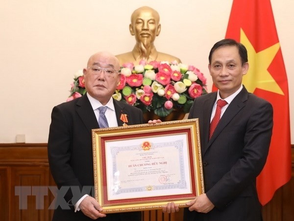 Le vice-ministre des Affaires étrangères, Lê Hoai Trung, remet l’Ordre d’amitié de l’État du Vietnam à Iijima Isao, conseiller spécial du Premier ministre du Japon. Photo: VNA
