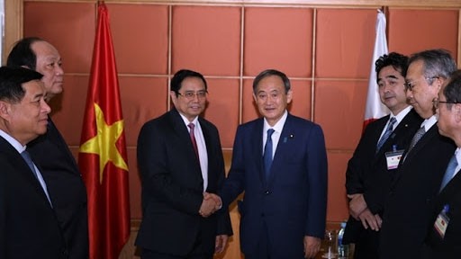 Pham Minh Chinh (à gauche), membre du Bureau Politique, secrétaire du Comité central du Parti, chef de la Commission centrale d'organisation, président du Groupe des parlementaires d'amitié Vietnam-Japon et le Premier ministre du Japon, Suga Yoshihide. Photo : CAND.