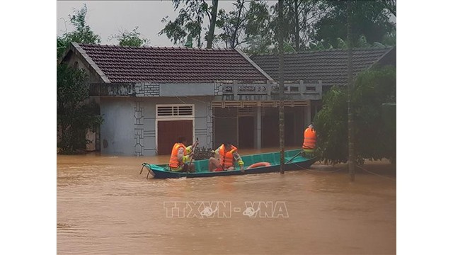Évacuation des gens de la zone inondée du district de Cam Lô (province de Quang Tri). Photo: VNA