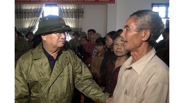 Lundi 19 octobre, le vice-Premier ministre Trinh Dinh Dung (gauche) s’est rendu à Quang Binh pour rencontrer des sinistrés. Photo: VNA.