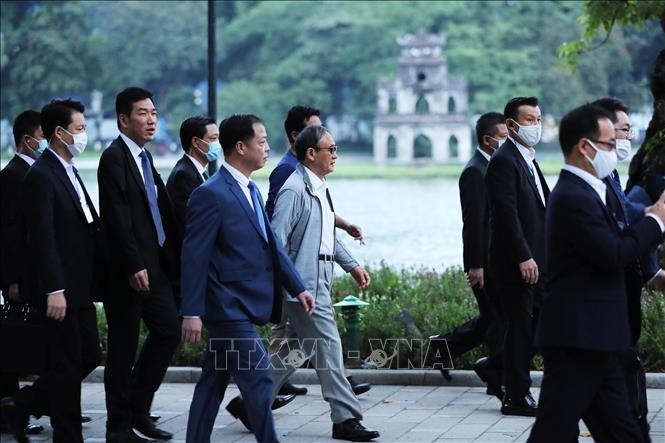 Le PM japonais fait une promenade autour du lac de Hoan Kiem. Photo : VNA.