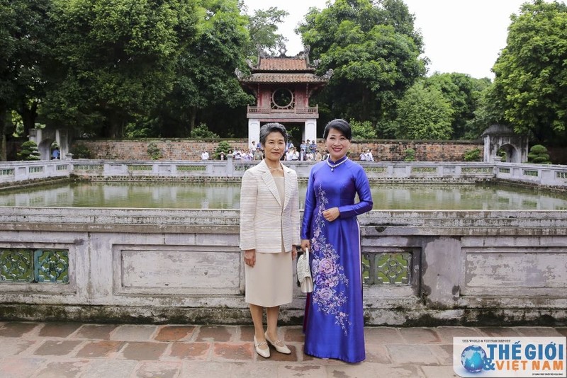 Les deux épouses des PM vietnamien et japonais prennent des photos souvenirs devant Khue Van Cac, symbole de la capitale millénaire de Thang Long-Hanoi. Photo : Baoquocte.
