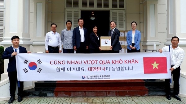 Le consulat général de la République de Corée à Dà Nang offre 200 paquets cadeaux à la ville afin de l'aider à lutter contre la pandémie du COVID-19. Photo : thoidai.com.vn.