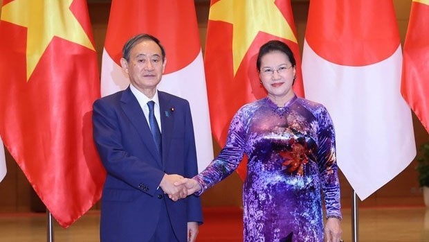 La Présidente de l’AN du Vietnam Nguyên Thi Kim Ngân et le Premier ministre japonais Suga Yoshihide. Photo : VNA.