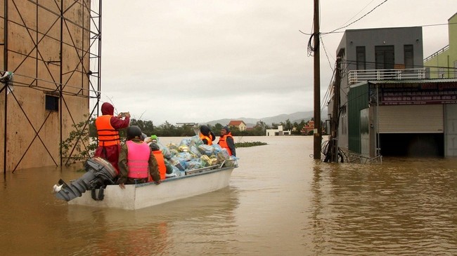 Ces derniers jours, les provinces du Centre sont touchées par des inondations qui ont causé des pertes en vies humaines et en biens. Photo : vtv.vn.
