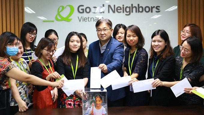 Le personnel de GNI au Vietnam fait un don pour soutenir les personnes touchées par les inondations. Photo : TD.