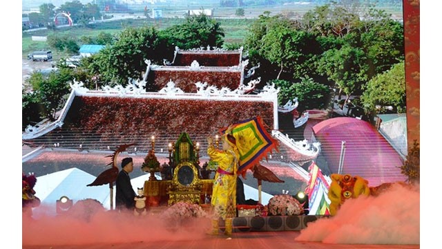 Les artisans pratiquent le chant de culte "châu van" lors de la fête du culte de la Déesse des Forêts et des Montagnes. Photo : https://vietnamnet.vn/