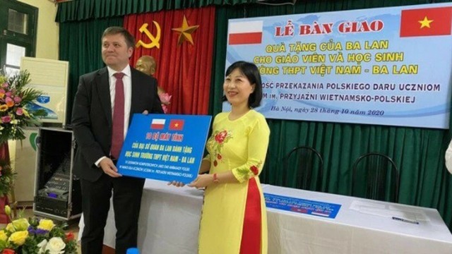 La cérémonie de remise des cadeaux au lycée Vietnam - Ba Lan. Photo: Ambassade de Pologne au Vietnam