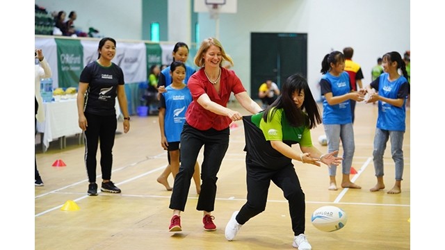 L'ambassadrice de Nouvelle-Zélande au Vietnam, Wendy Matthew joue au rugby qvec les jeunes vietnamiens. Photo : Journal Thoi Dai.