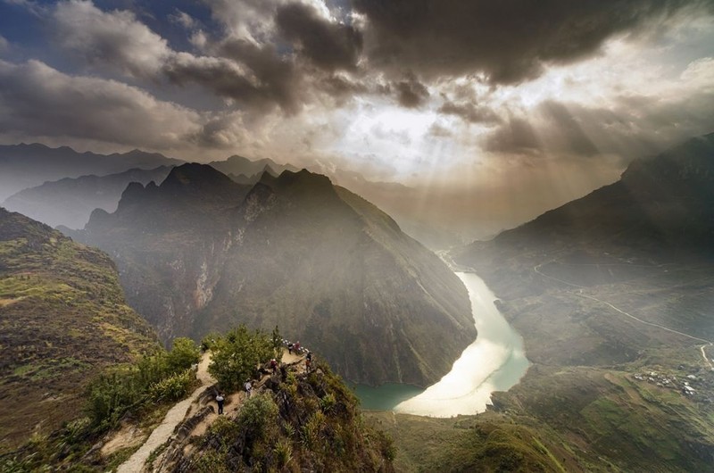 À 2 000 m d’altitude, le col de Ma Pi Leng domine le parc géologique du plateau calcaire de Dông Van. Photo : VnExpress.