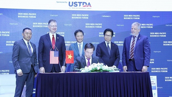 Le représentant du ministère de l'Industrie et du Commerce signe le protocole d'accord. Photo : CT.