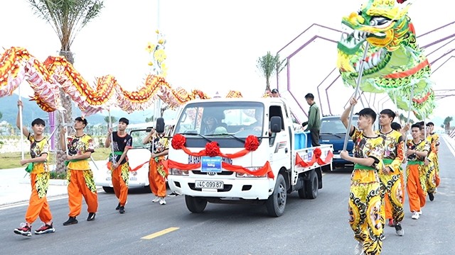 Les activités d’accueil d’un mérou royal de près de 170 kg  à la 1ère Fête de la gastronomie de Vân Dôn 2020. Photo: http://www.baoquangninh.com.vn/