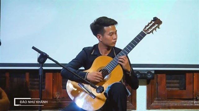 Le guitariste vietnamien Dào Nhu Khanh.  Photo : YouTube/CVN.