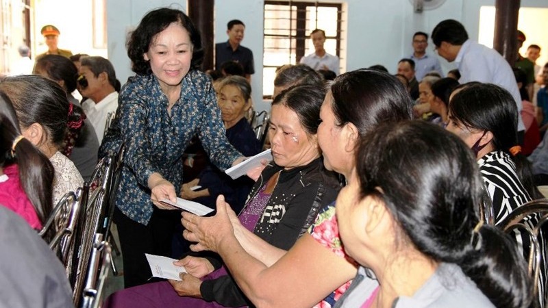 Truong Thi Mai offre des cadeaux à la population locale qui a subi d’énormes dégâts lors du passage de la tempête Molave. Photo : NDEL.