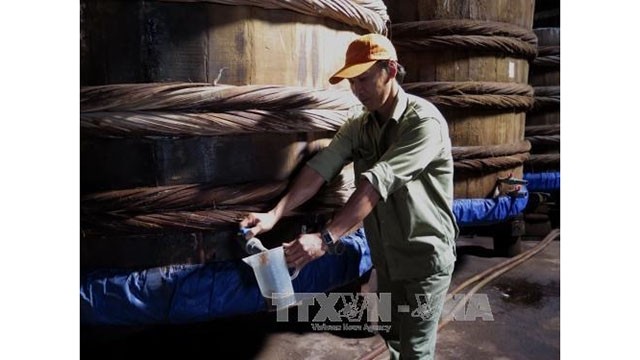 Le Vietnam recense actuellement plus de 2.900 établissements de production de "nuoc mam" traditionnel. Photo : VNA.